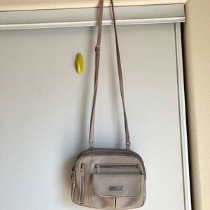 Soft multi-compartments crossbody